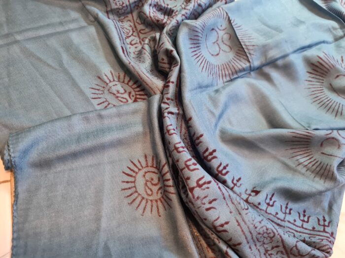 Chadar indiano (manto de oração) de OM e mantras azul queimado