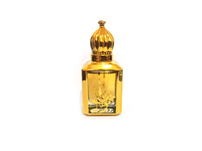Jannat e Firdaus (Uma mistura suave e fresca de ylang-ylang, neroli e limão em óleo de sândalo). Na língua árabe, a palavra Jannat significa céu, enquanto Firdaus significa jardim. Jannatul Firdaus significa a fragrância do jardim do céu. Sua fragrância é cítrica fresca e levemente doce. Esta é uma fragrância muito popular na Índia.