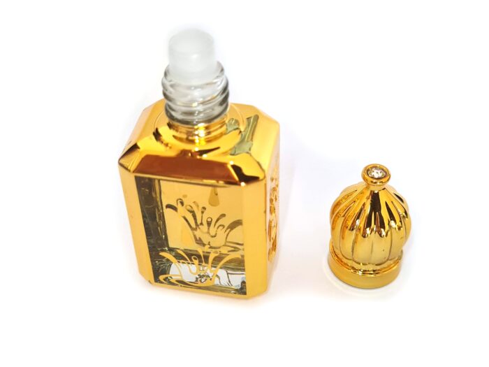 Jannat e Firdaus (Uma mistura suave e fresca de ylang-ylang, neroli e limão em óleo de sândalo). Na língua árabe, a palavra Jannat significa céu, enquanto Firdaus significa jardim. Jannatul Firdaus significa a fragrância do jardim do céu. Sua fragrância é cítrica fresca e levemente doce. Esta é uma fragrância muito popular na Índia.