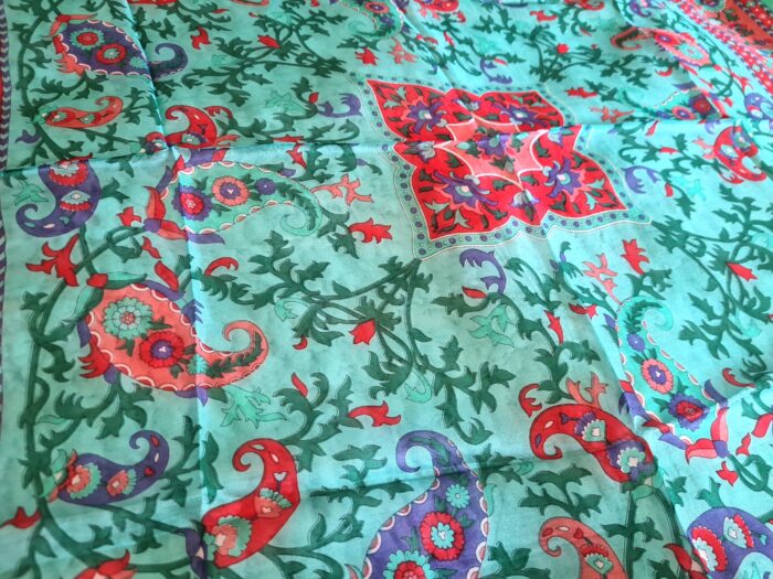 Lenço indiano de seda quadrado estampado verde com vermelho