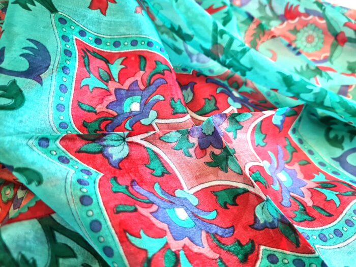 Lenço indiano de seda quadrado estampado verde com vermelho