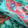 Lenço indiano de seda quadrado estampado verde com vermelho