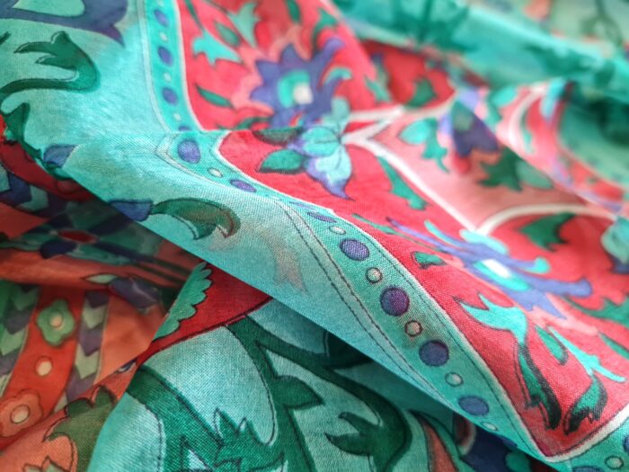 Lenço indiano de seda quadrado estampado verde com vermelho