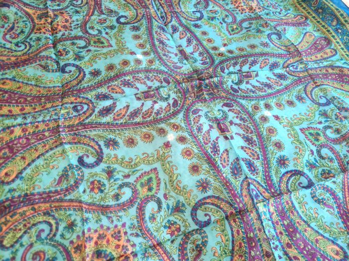 Lenço indiano de seda quadrado estampado azul claro e color