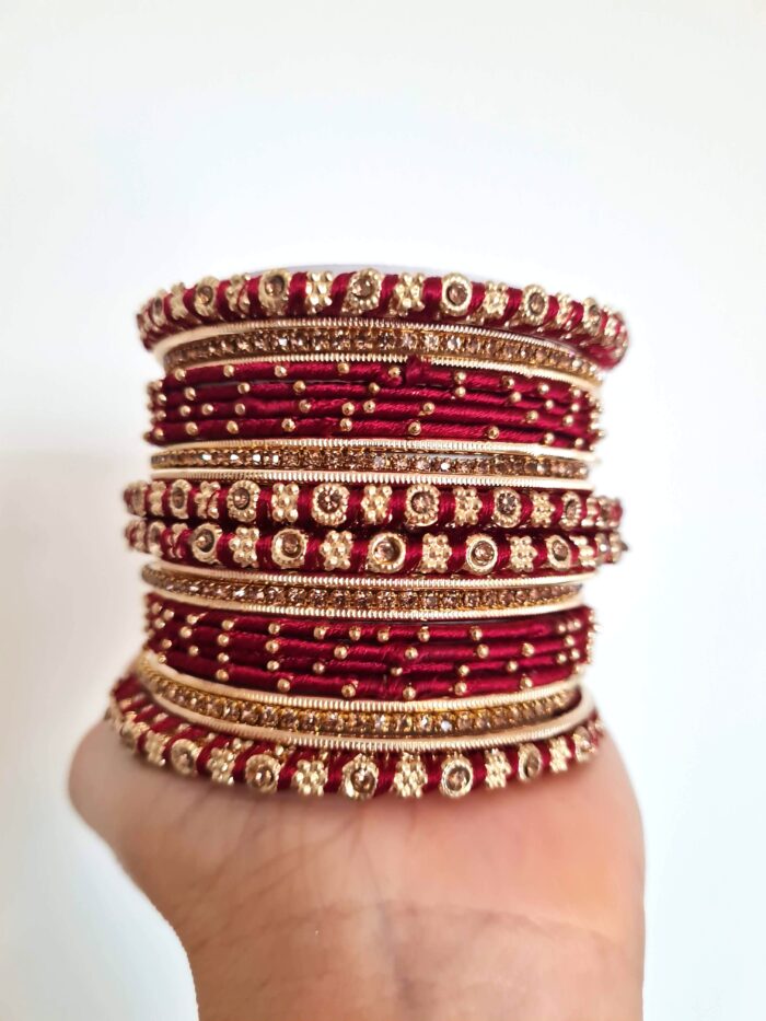 Conjunto de pulseiras indianas 24 peças douradas e vermelhas Ishani