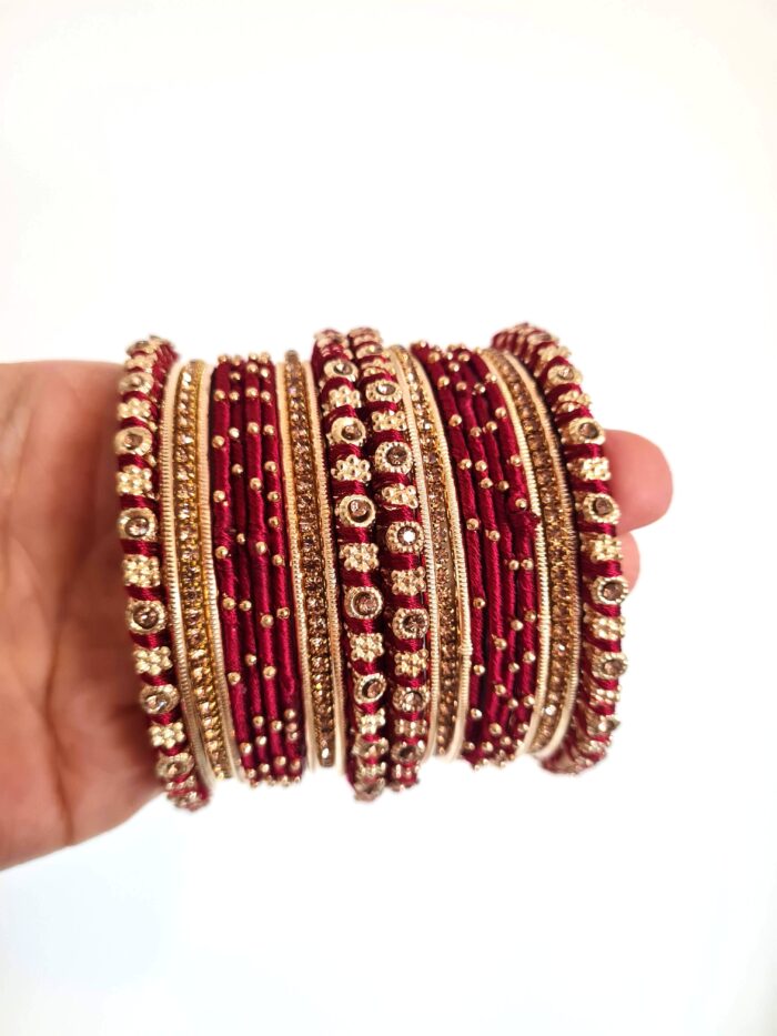 Conjunto de pulseiras indianas 24 peças douradas e vermelhas Ishani