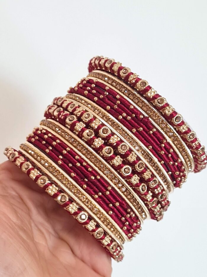 Conjunto de pulseiras indianas 24 peças douradas e vermelhas Ishani