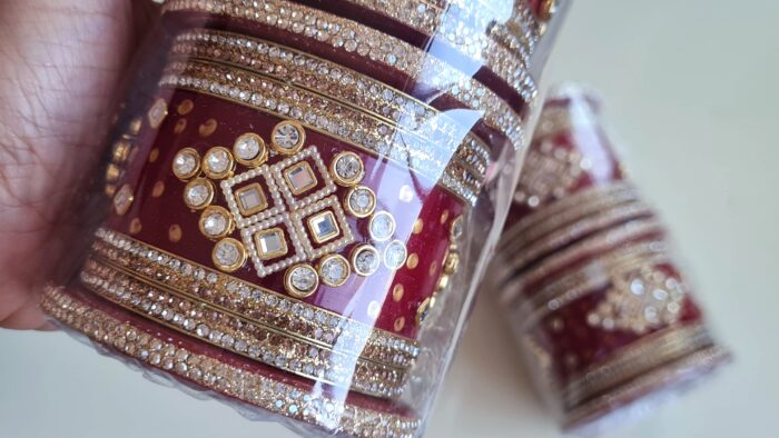 Chooda conjunto de pulseiras Ishani para noivas em casamentos indianos