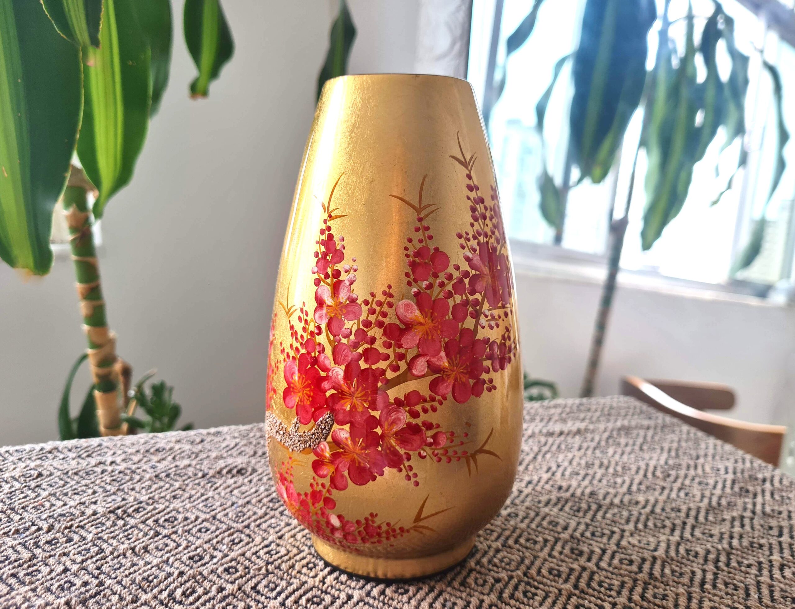 Vaso indiano Imperial Floral em Laca Ouro Arte Ancestral com Textura Tátil