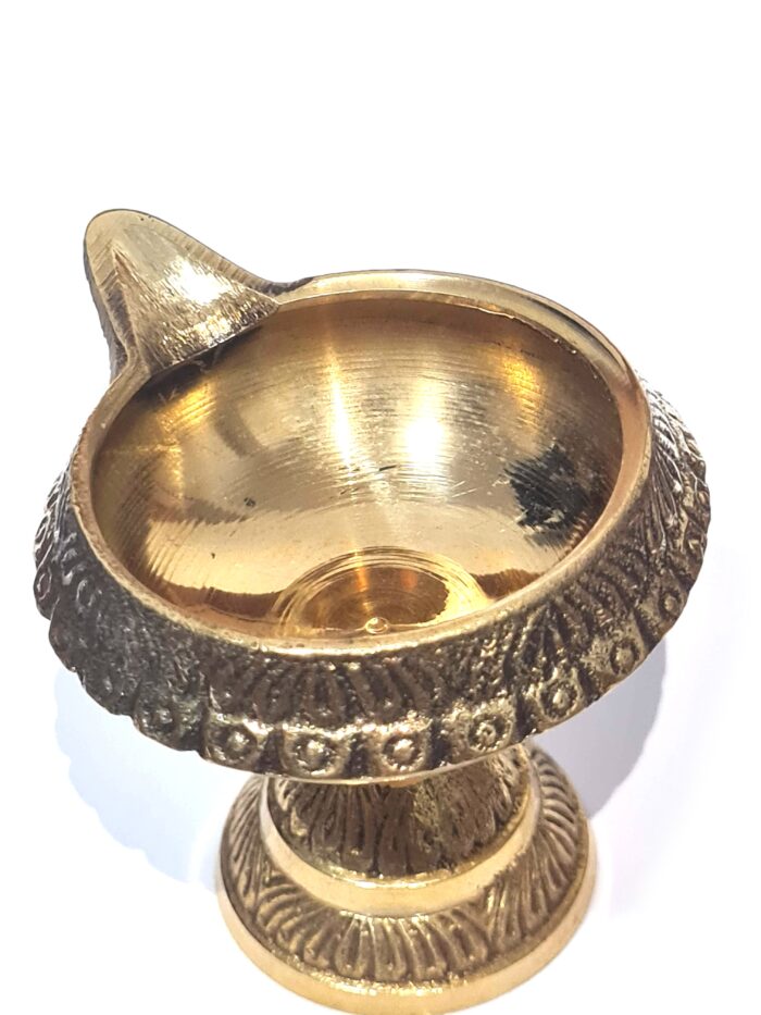 Lamparina indiana Diya de metal dourado design taça com pé