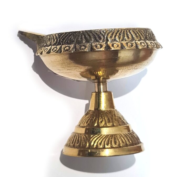 Lamparina indiana Diya de metal dourado design taça com pé