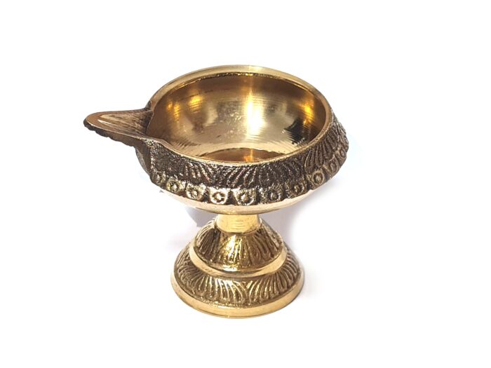 Lamparina indiana Diya de metal dourado design taça com pé
