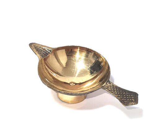 20260427_190224 Lamparina indiana Diya de metal dourado design minimalista com 1 bico