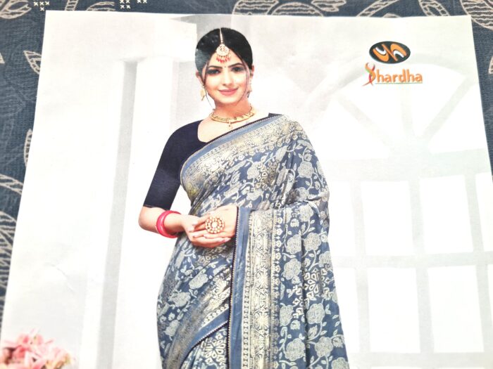 20260430_154616 Saree indiano estamparia floral com arabescos em cinza e dourado