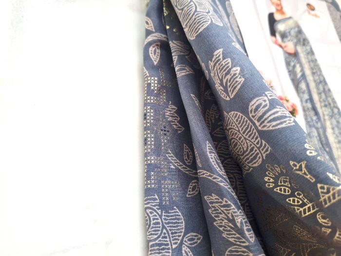 20260430_154712 Saree indiano estamparia floral com arabescos em cinza e dourado
