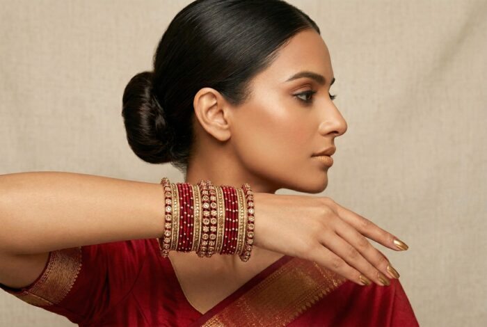 Conjunto de pulseiras indianas 24 peças douradas e vermelhas Ishani