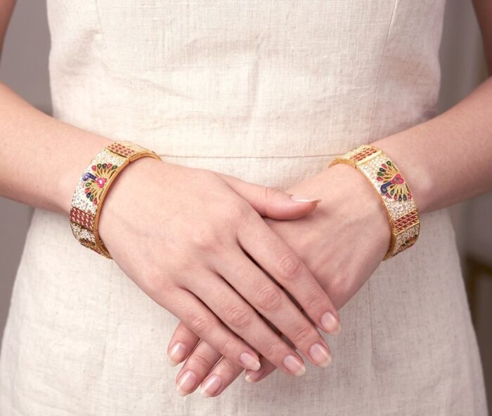 Conjunto Mayura com 2 pulseiras indianas com esmaltação pavões