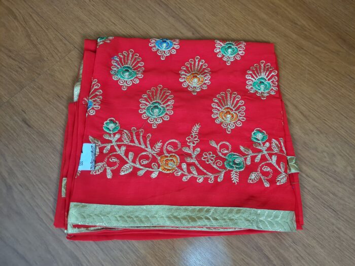 Sari indiano crepe de seda vermelho com bordados dourados e detalhes coloridos
