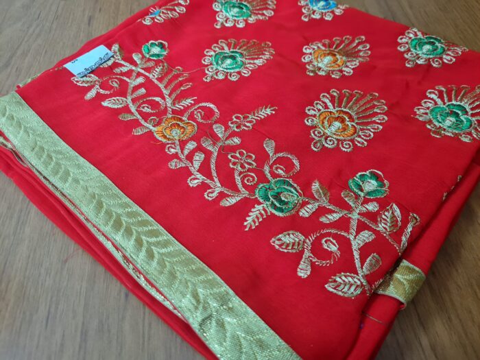 Sari indiano crepe de seda vermelho com bordados dourados e detalhes coloridos