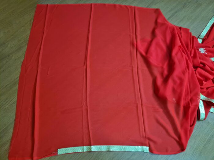 Sari indiano crepe de seda vermelho com bordados dourados e detalhes coloridos