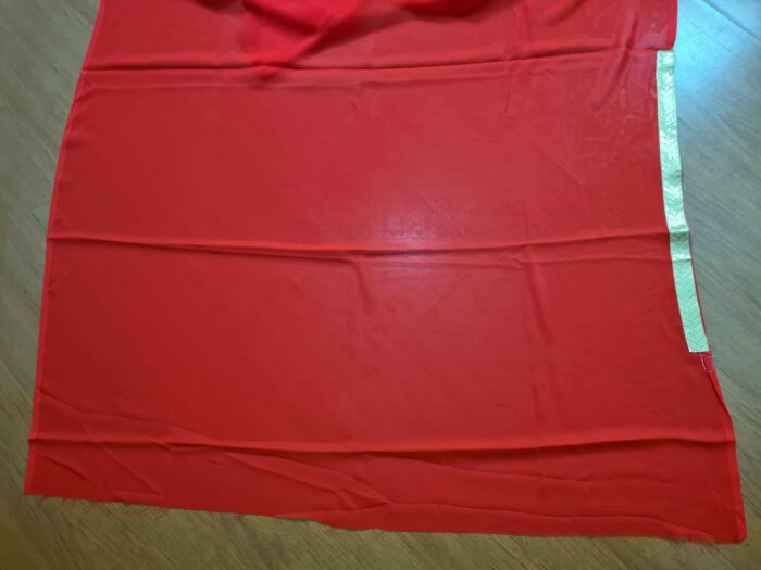 Sari indiano crepe de seda vermelho com bordados dourados e detalhes coloridos