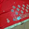 Sari indiano crepe de seda vermelho com bordados dourados e detalhes coloridos