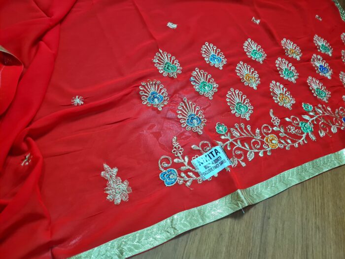 Sari indiano crepe de seda vermelho com bordados dourados e detalhes coloridos
