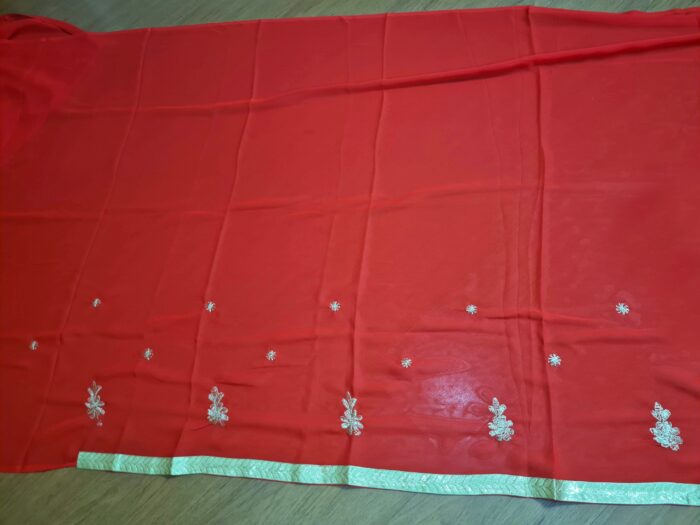Sari indiano crepe de seda vermelho com bordados dourados e detalhes coloridos