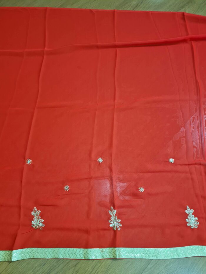 Sari indiano crepe de seda vermelho com bordados dourados e detalhes coloridos