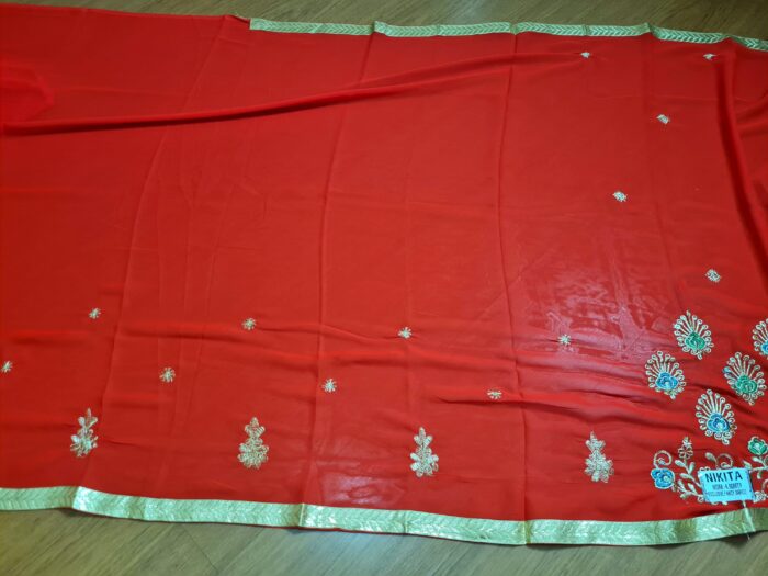 Sari indiano crepe de seda vermelho com bordados dourados e detalhes coloridos