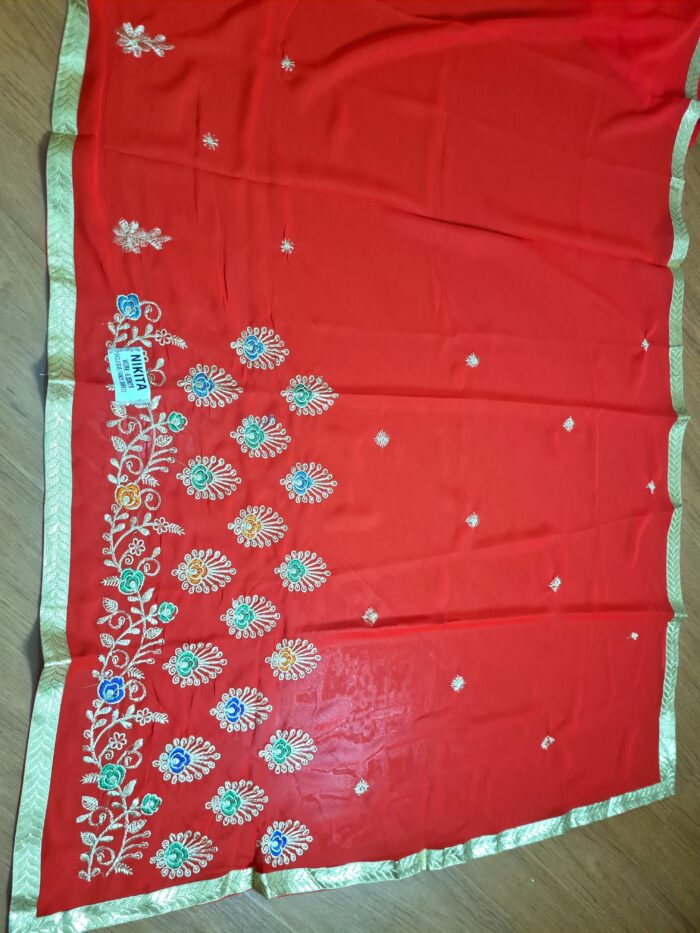 Sari indiano crepe de seda vermelho com bordados dourados e detalhes coloridos