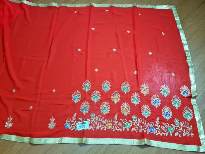 Sari indiano crepe de seda vermelho com bordados dourados e detalhes coloridos