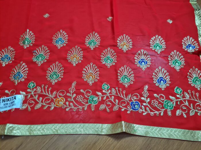 Sari indiano crepe de seda vermelho com bordados dourados e detalhes coloridos