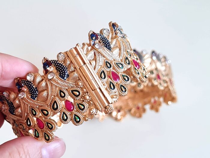 Conjunto Mayura com 2 pulseiras indianas de metais design de pavões