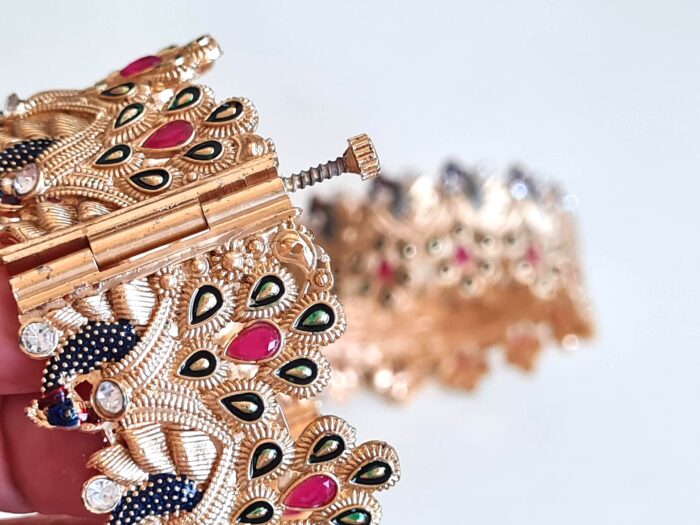 Conjunto Mayura com 2 pulseiras indianas de metais design de pavões