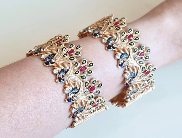 Conjunto Mayura com 2 pulseiras indianas de metais design de pavões