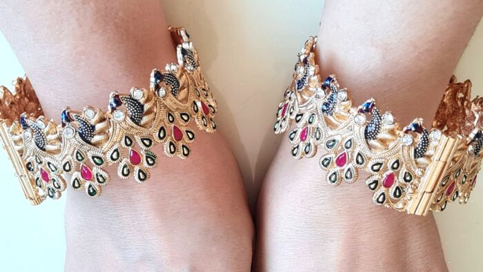 Conjunto Mayura com 2 pulseiras indianas de metais design de pavões