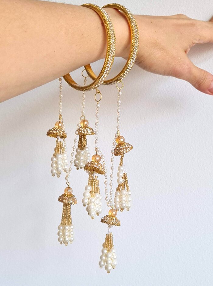 20260417_130534_001 Conjunto de pulseiras Kalira (Kaleere) especial para noiva indiana, com sinos e pendentes que dão uma magia ainda maior para o vestuário da noiva hindu