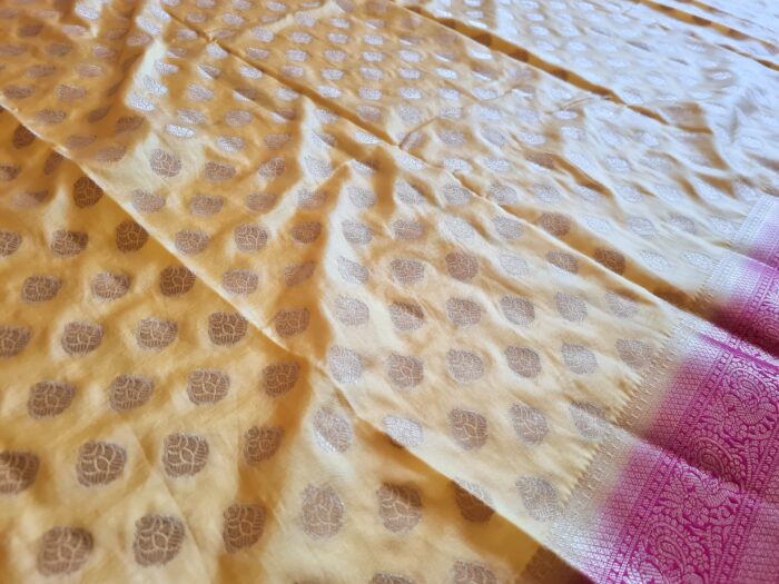 Saree Banarasi Art Silk de seda modelo Suryodaya amarelo e vermelho