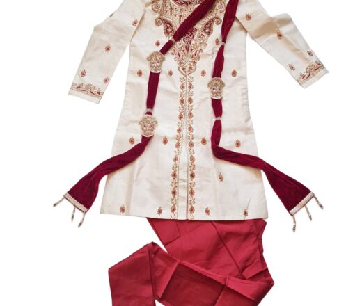 Sherwani para casamento luxuoso com Kurta adamascada de paisley, bordados intensos, calça churidar vermelha e dupatta bordô em veludo