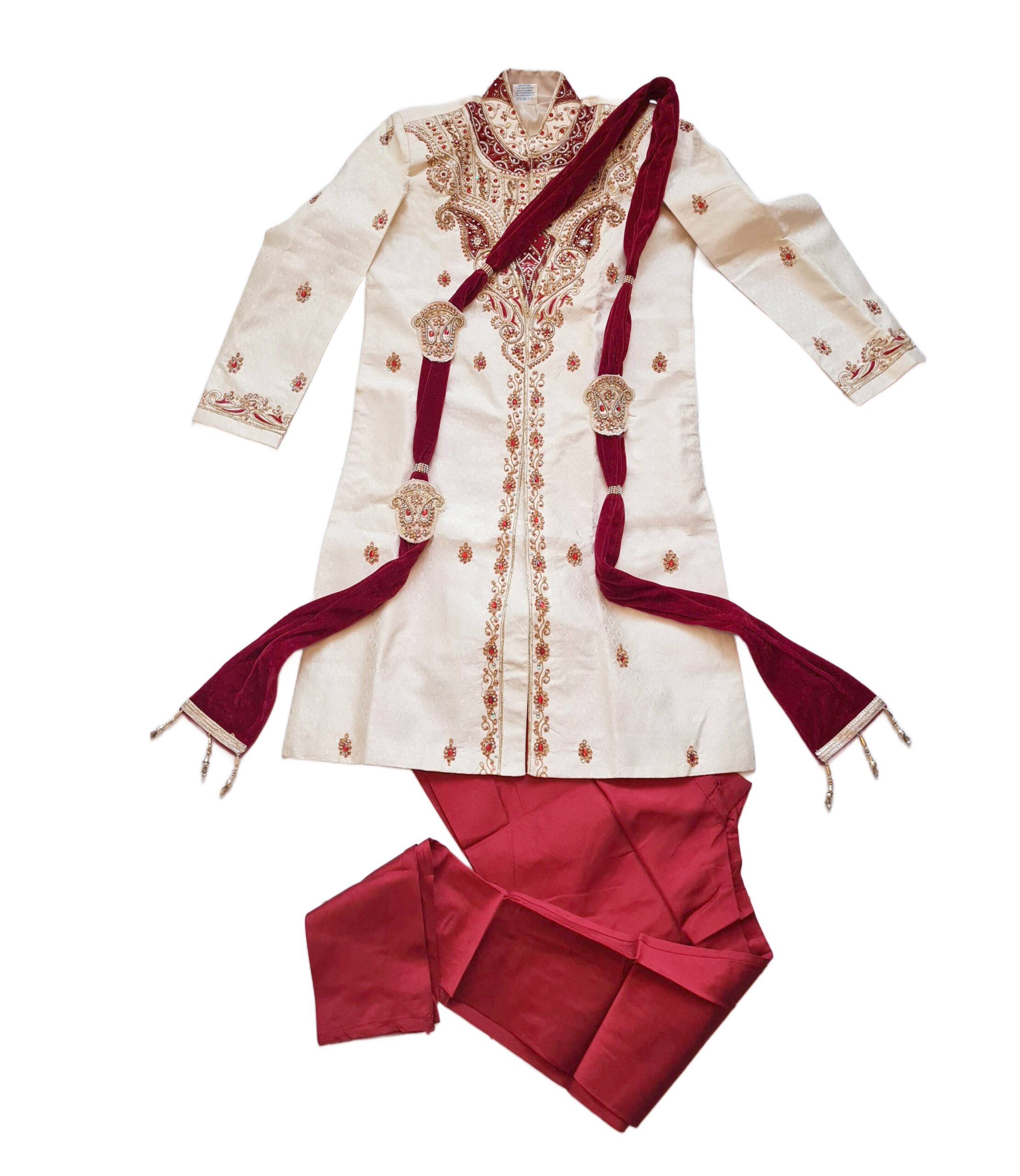 Sherwani para casamento luxuoso com Kurta adamascada de paisley, bordados intensos, calça churidar vermelha e dupatta bordô em veludo