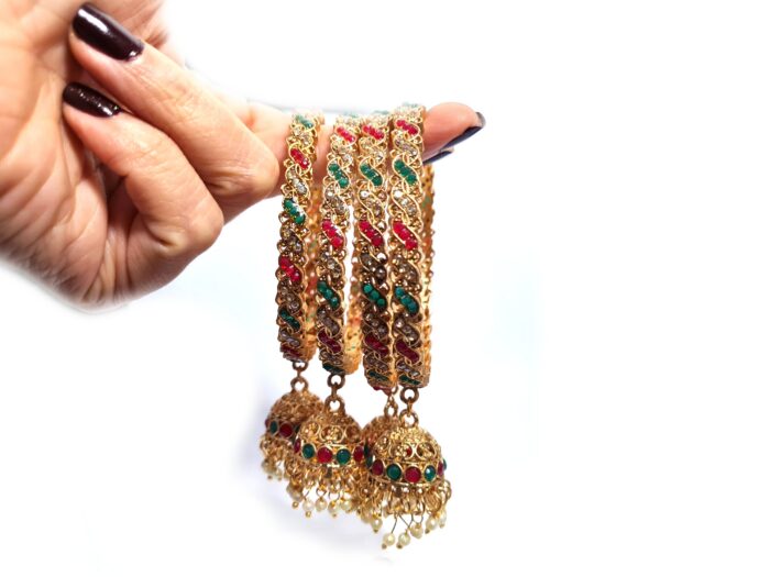 20260514_122829 Conjunto de 4 Bangles indianas design Jhumka com pedrarias Radharani