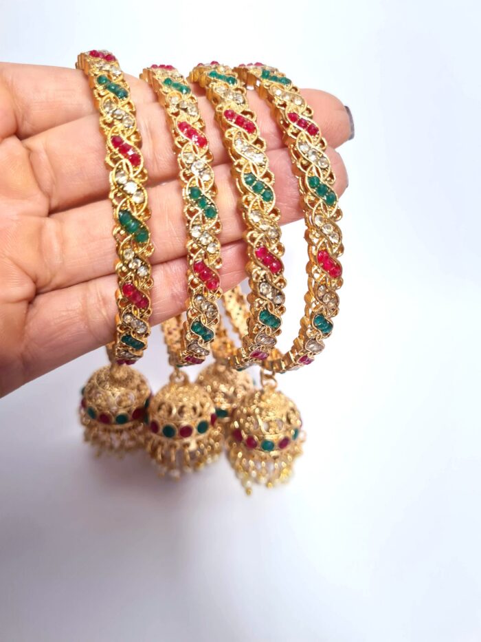 20260514_122846 Conjunto de 4 Bangles indianas design Jhumka com pedrarias Radharani
