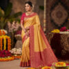 Saree Banarasi amarelo e vermelho design de paisley e pavões com dourado nos bordados, ideal para festas, casamentos, em seda mista.