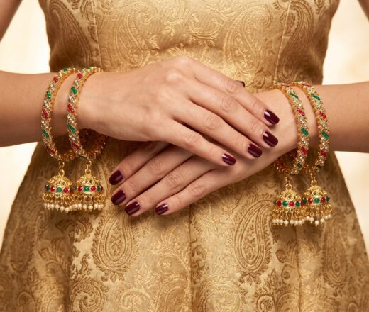 Conjunto de 4 Bangles indianas design Jhumka com pedrarias Radharani
