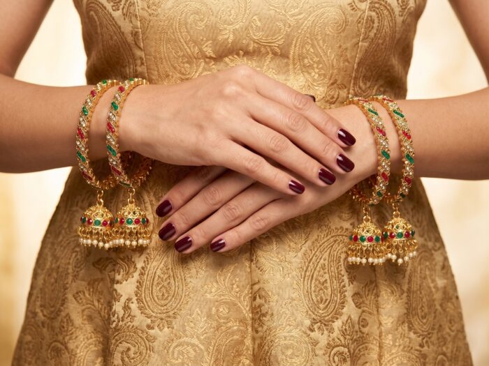 pulseira radharani indiana com sinos 4 unidades com pedras rubi e verdes Conjunto de 4 Bangles indianas design Jhumka com pedrarias Radharani