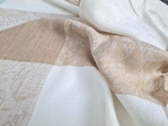 Pashimina indiana de cashmere estampa paisleys tons de nude adamascada