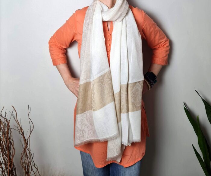 Pashimina indiana de cashmere estampa paisleys tons de nude adamascada